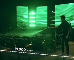 persona desinfectando