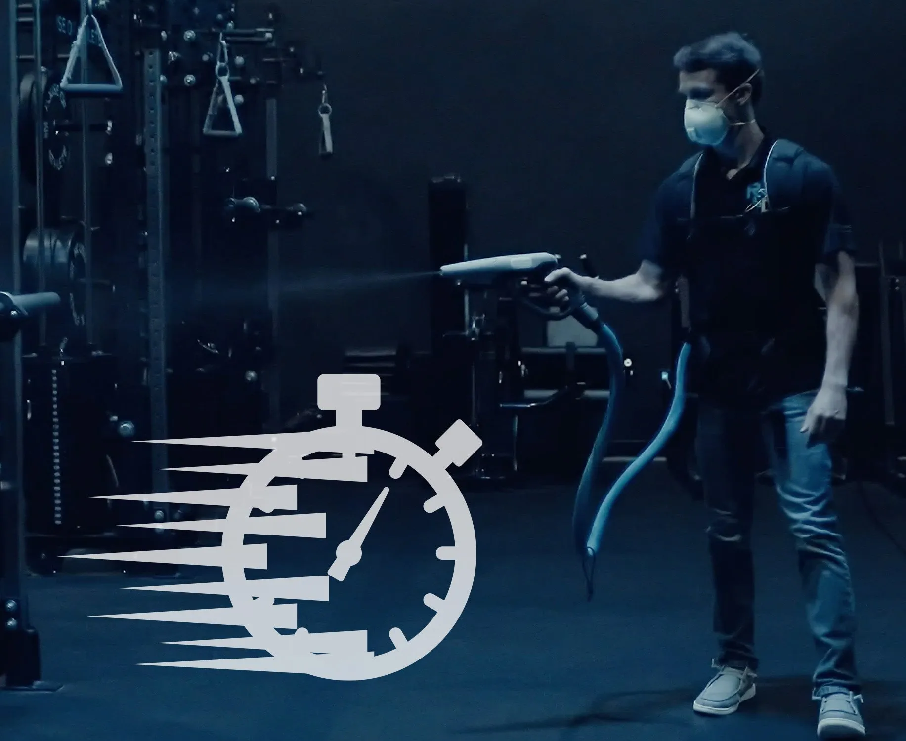 persona desinfectando